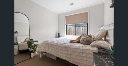 Modern 4-Bed Family Home with Outdoor Kitchen in Cranbourne West - Photo 2