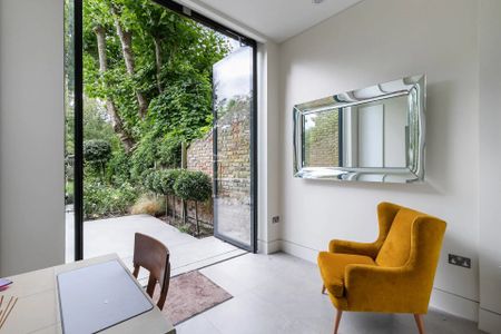 A modern ground floor period apartment with a private 80ft garden. - Photo 4