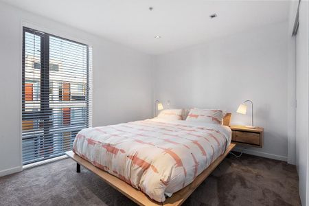 Waterfront 3 bedroom top floor furnished apartment - Photo 4