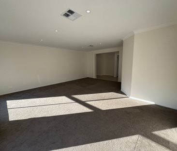 Executive Family Living - Fully Renovated & Move-In Ready - Photo 6