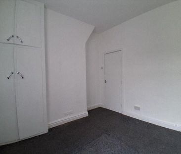 3 bedroom end of terrace house to rent - Photo 2