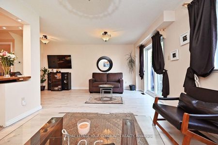 For Lease - 304 Maciver Boulevard, Newmarket, Ontario - Photo 4