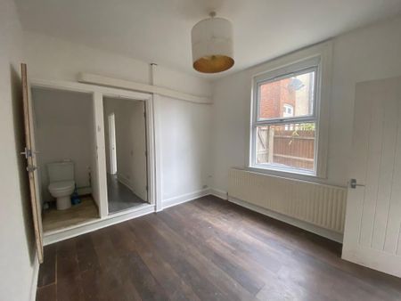 1 bedroom in a house share to rent - Photo 5