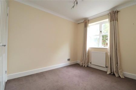 Parnell Gardens, Weybridge, Surrey, KT13 - Photo 2
