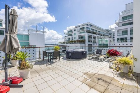 One-Bedroom Apartment with Balcony Princes Wharf: - Photo 4