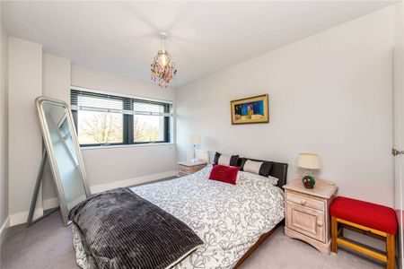 Stylish three bedroom apartment with balcony available early December and unfurnished. - Photo 4