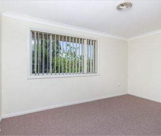 Three Bedroom Townhome - Walk To Shops & Schools - Photo 1
