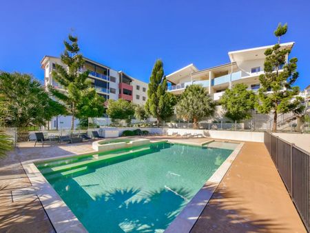 Stylish One-Bedroom Apartment with Study in Everton Park - Photo 2