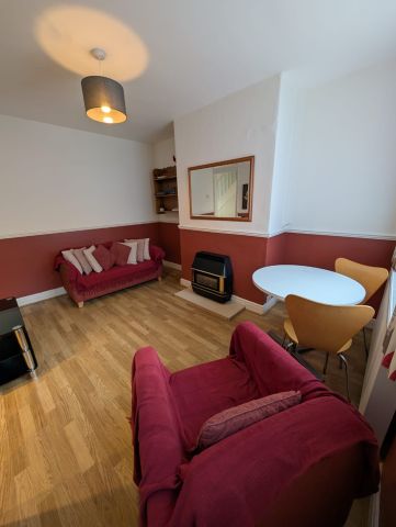 3 Bed Semi-Detached House, Kelso Gardens, LS2 - Photo 2