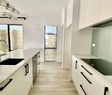 Modern Family Home - Photo 2
