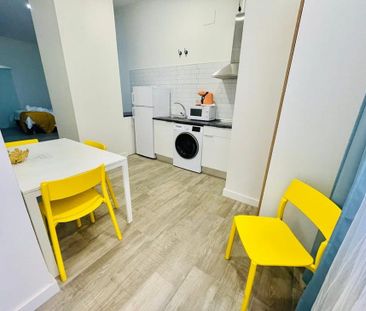 Calle Perdiguera, Málaga, Andalusia 29003 - Photo 6