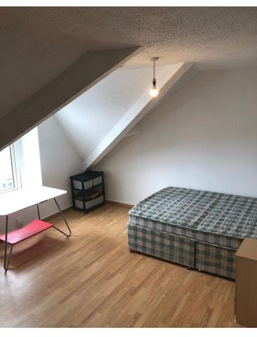 3 bedroom flat to rent - Photo 4
