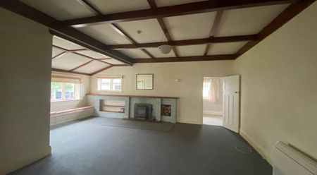 Spacious Character Villa - Short Walk to Town - Photo 2