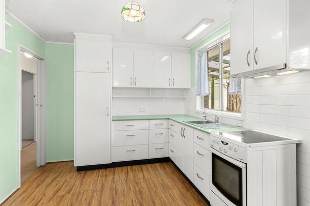 Neat & Tidy 3 Bedroom home with large backyard! - Photo 1