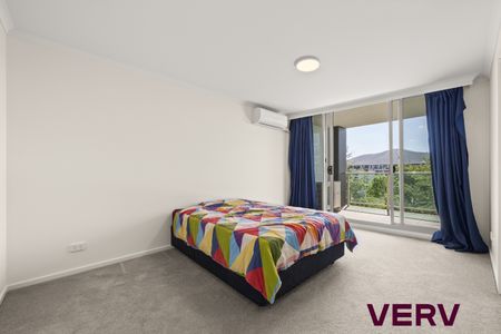 STYLISH CITY LIVING ON NORTHBOURNE AVENUE - Photo 4