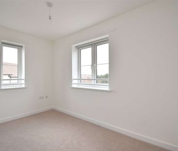A modern three bedroom family home with private garden and parking - Photo 2