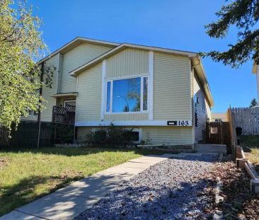 Bright and Cozy Duplex | 163 Sandarac Way Northwest, Calgary - Photo 1