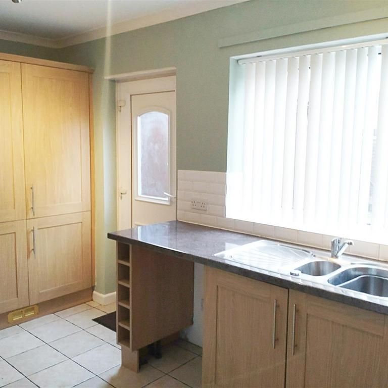 3 bedroom terraced house to rent - Photo 1