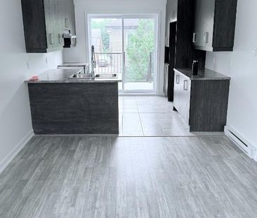 TRÈS GRAND 5½ NEUF (2022) 1 300 pi² Saint-Hubert | Disponible 1er a... - Photo 2