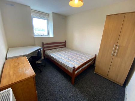 3 bedroom flat to rent - Photo 3