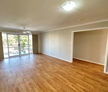 Renovated 3 Bedroom 1 Bathroom Unfurnished Apartment! - Photo 2