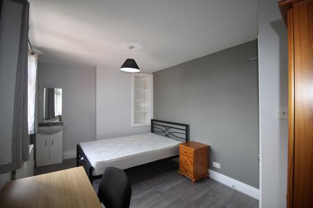 8 Bed Terraced House, Livingstone Road, SO14 - Photo 2