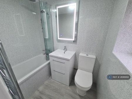 3 bedroom semi-detached house to rent - Photo 3