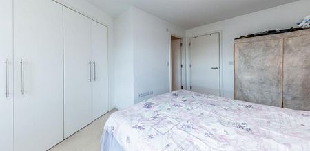 Stunning modern 2 bed 2 bath in a portered development mins to tube - Photo 3