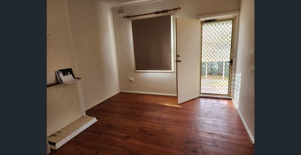 Cheap and Cheerful! ALL enquiries via email only please. - Photo 1