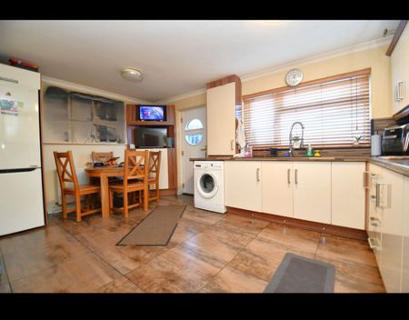 4 Bed Terraced House, Withycombe Place, M6 - Photo 4