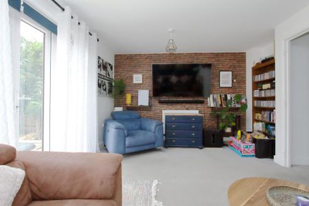 3 bedroom semi-detached house to rent - Photo 2