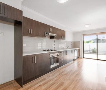 Modern low maintenance family home - Photo 2