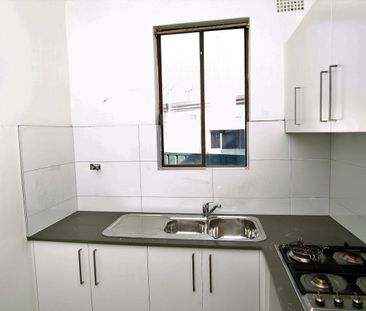 Charming Cottage offers great outdoor space - Photo 2