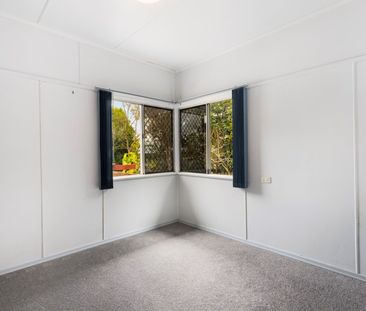 CHARMING COTTAGE ON LARGE BLOCK WITH SHED - WALK TO SCHOOLS, PUBLIC... - Photo 3