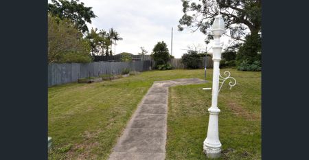 Three bedroom home with family yard - Photo 5