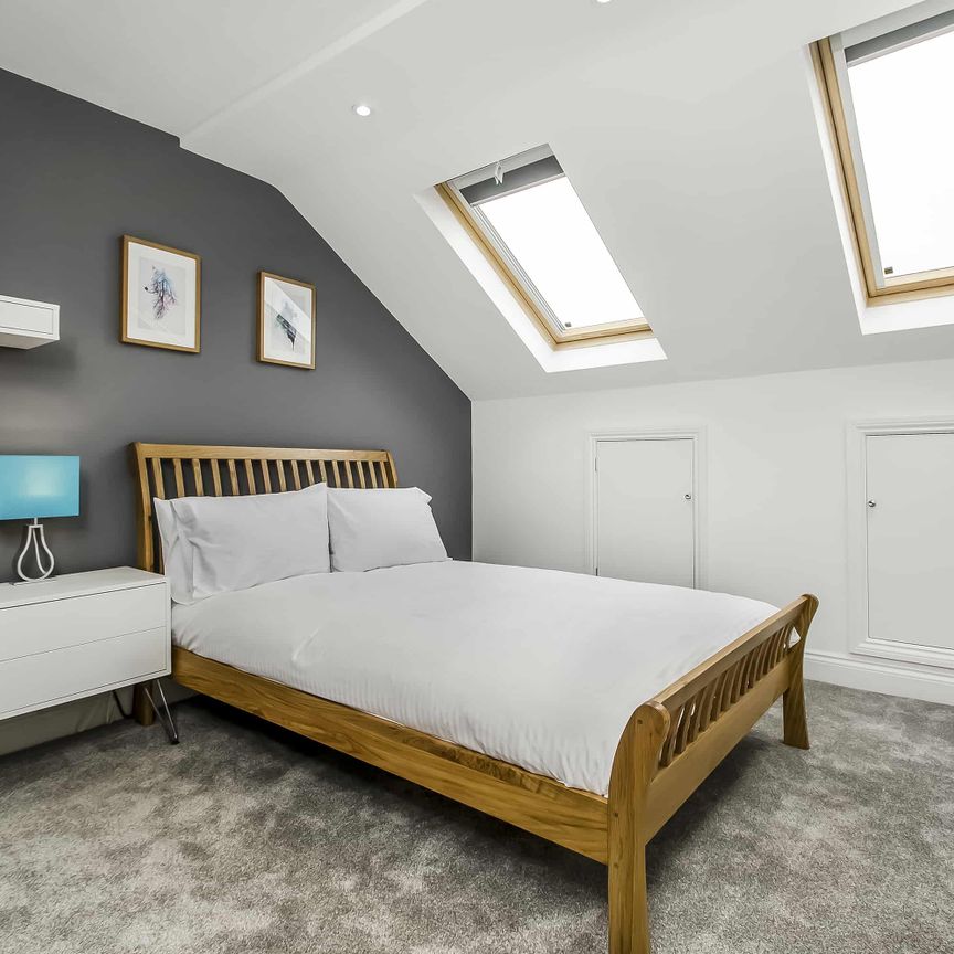 Large, Modern En-Suite Loft Room - Photo 1