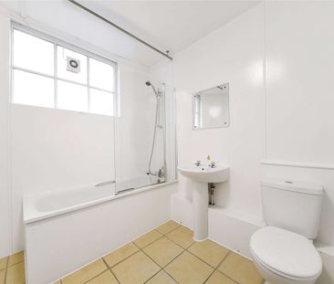 A studio apartment with a private balcony, own kitchen and shared b... - Photo 4