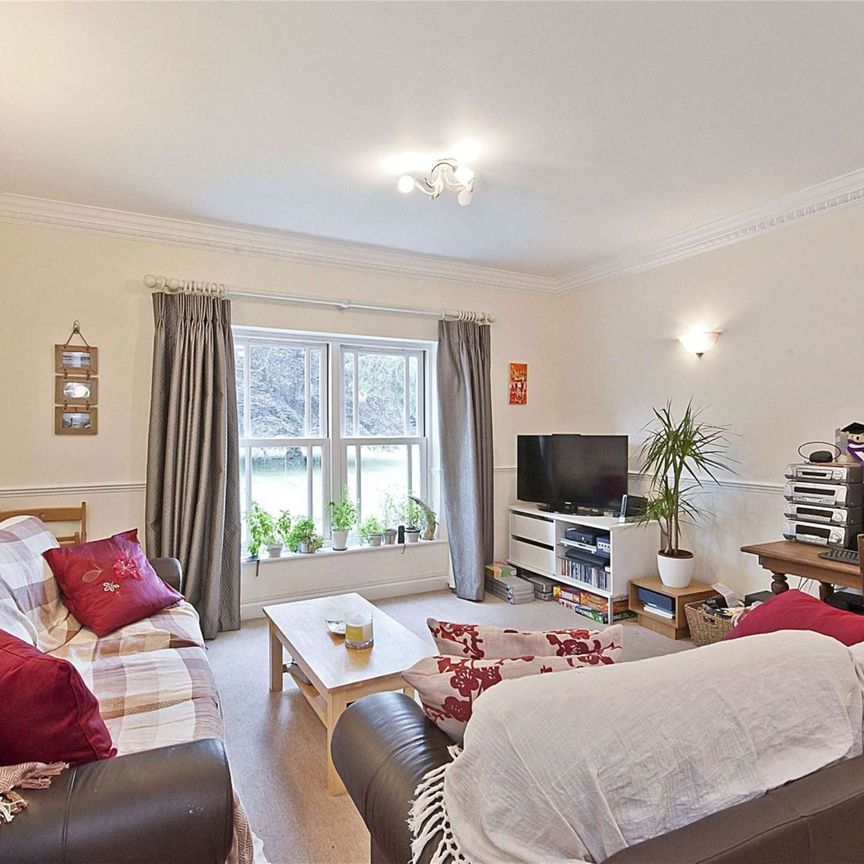 A spacious luxury one bedroom apartment in a well regarded private gated development with off-street parking. - Photo 1