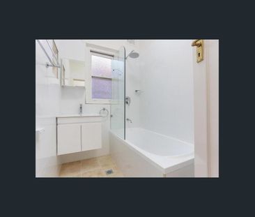 Ultra Convenient Top Floor Apartment - Photo 5