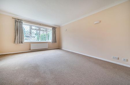 A spacious four bedroom detached home in Martins Heron, Bracknell, RG12 9QP - Photo 4