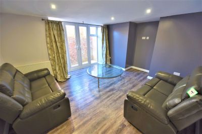 2 bedroom Flat in Cardigan Road, Leeds - Photo 1
