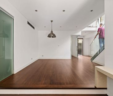 Large, renovated & immaculate dual-level residence - Photo 3