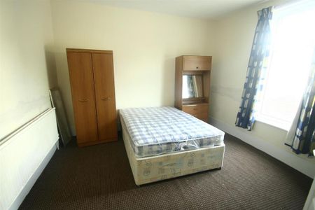 3 bedroom flat to rent - Photo 5