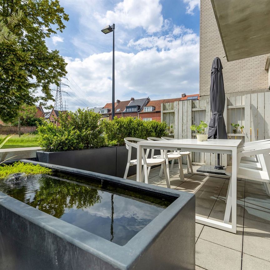 Prachtig gelijkvloers appartement voorzien van 2 slaapkamers, terras en ondergrondse staanplaats op toplocatie te Lier! - Foto 1