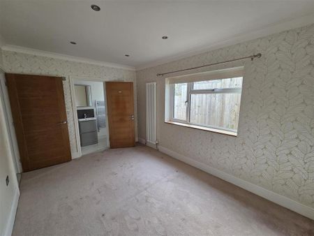 3 bedroom detached bungalow to rent - Photo 4