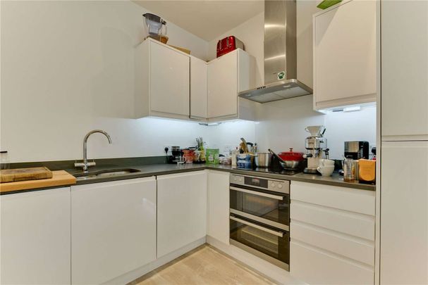 Central Guildford living with fantastic access to Guildford High Street. - Photo 1