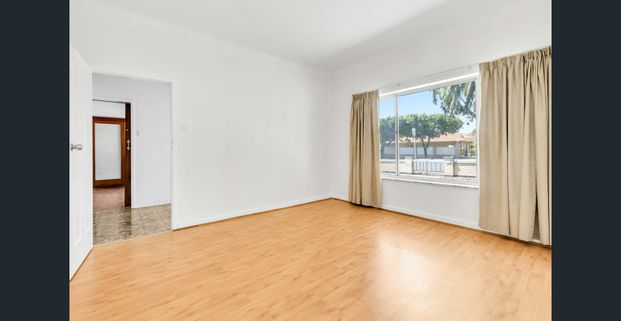 3 Bedrooms + Fully Self-Contained Unit! - Photo 1