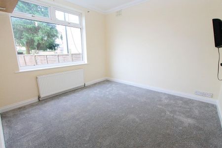 2 bedroom ground floor flat to rent - Photo 3