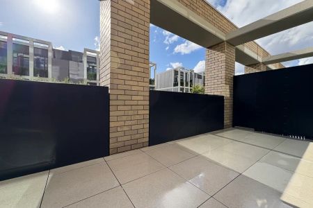 “Elevated Sophistication in the Heart of Moonee Valley Park” - Photo 2