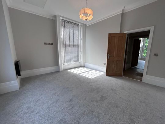 HIGH END CONTEMPORARY GROUND FLOOR 1 BED APARTMENT IN CENTRAL WAKEFIELD - Photo 1